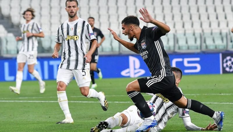 Kết quả Juventus vs Lyon: Rodrigo Bentancur đã xoạc trúng bóng trước khi va chạm với Houssem Aouar