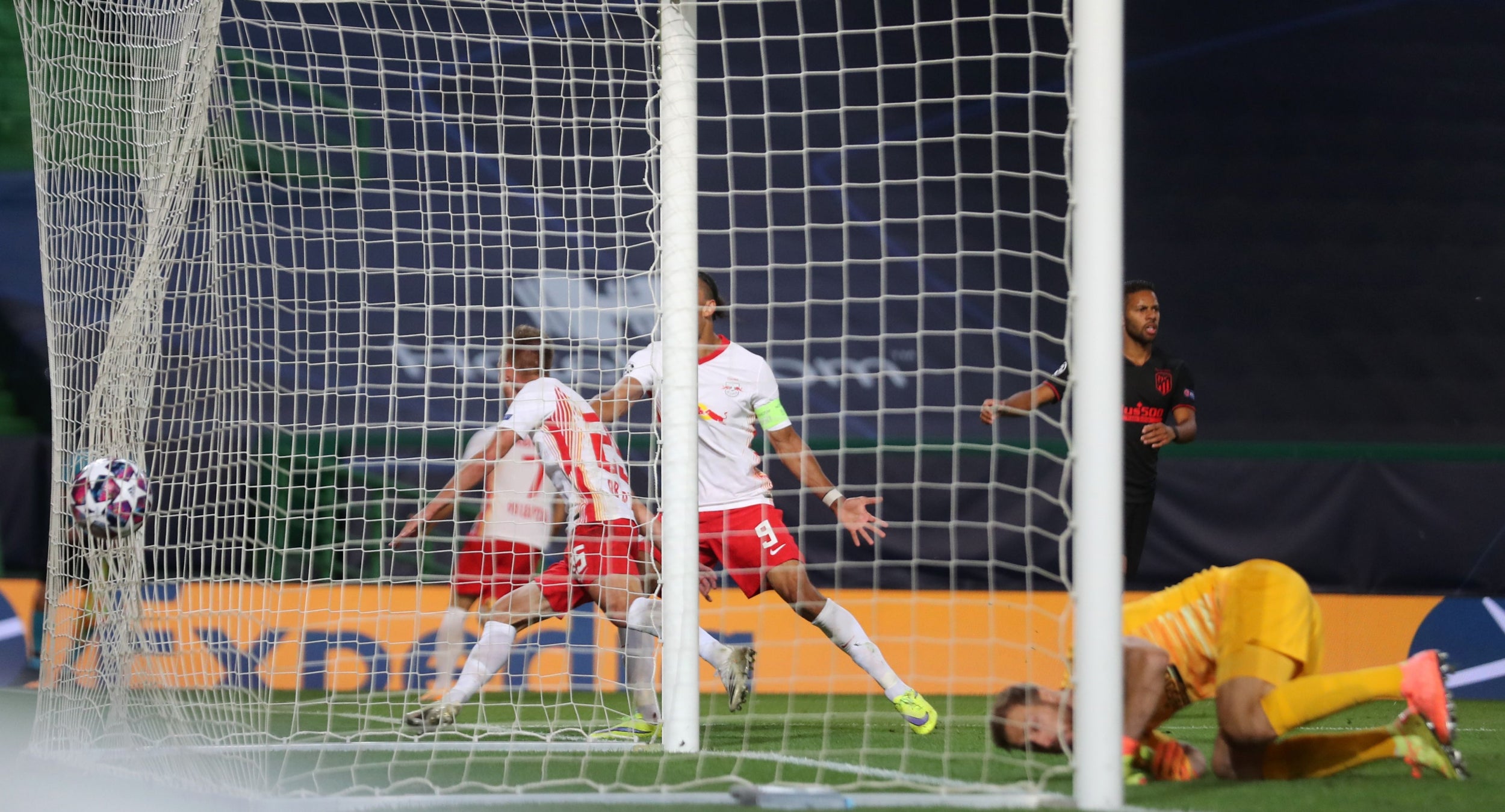 RB Leipzig vươn lên dẫn 1-0 nhờ cú đánh đầu hiểm hóc của Dani Olmo