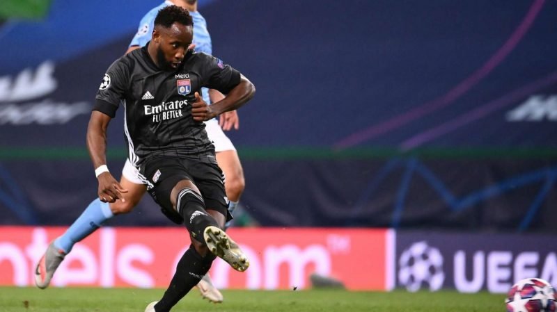 Dembele nâng tỉ số lên 2-1 cho Lyon ở phút thứ 79