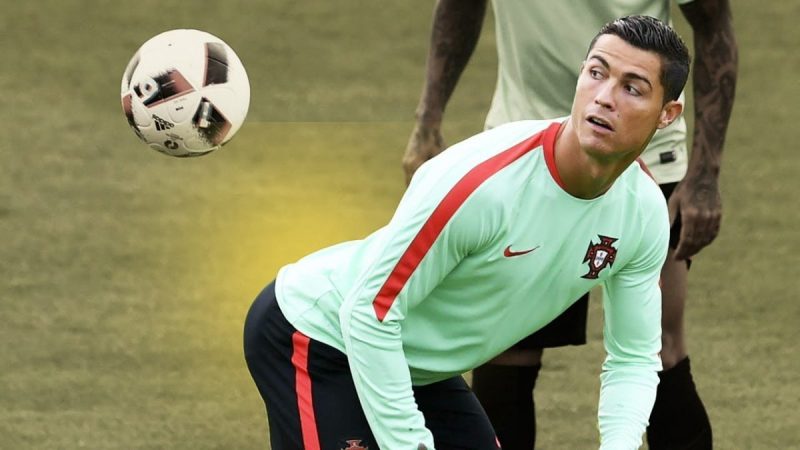 CR7 có thể đỡ bóng bằng mọi vị trí trên cơ thể, kể cả bằng ... mông