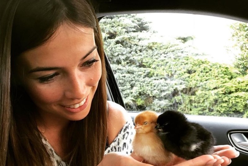 Alexandra Dulauroy là một người yêu động vật, cô đã lôi kéo được hai chú chim vào xe cùng chơi