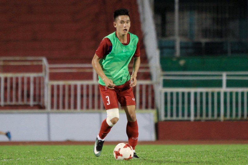 Đội hình những cầu thủ cao nhất Việt Nam: Trung vệ Huỳnh Tấn Sinh (1m82)