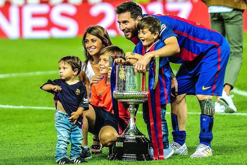 Messi đang trải qua những chuyện lùm xùm xung quanh CLB Barcelona, nhưng gia đình của anh vẫn đang hạnh phúc