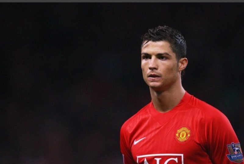 Cristiano Ronaldo dần trở thành huyền thoại khi khoác áo MU