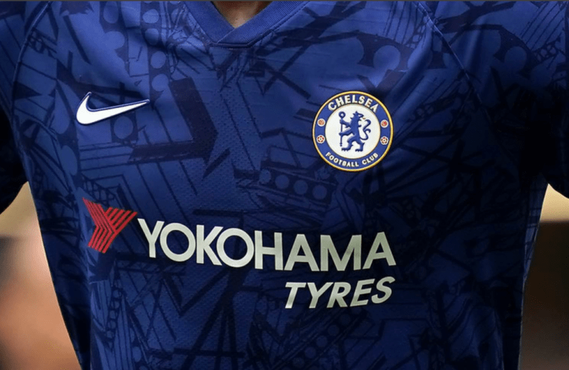 Áo Chelsea với dòng chữ Yokohama