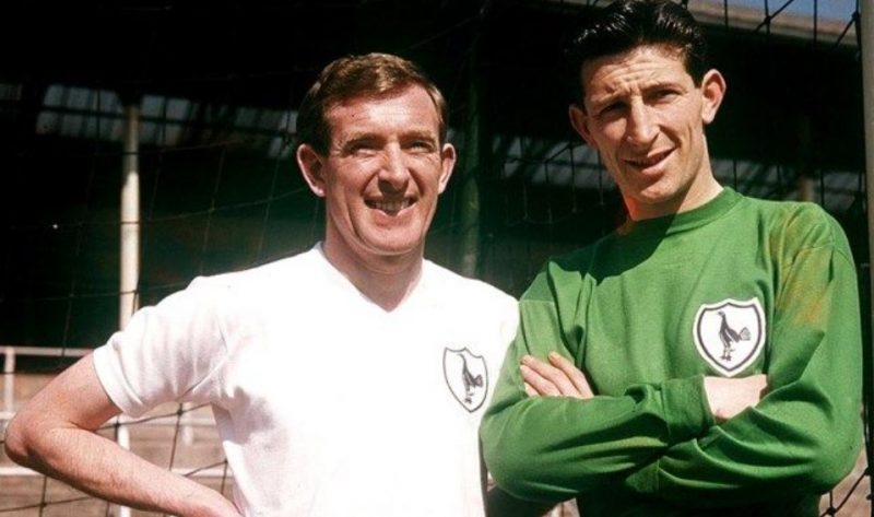 Thủ Môn Tottenham huyền thoại: Bill Brown (bên phải)