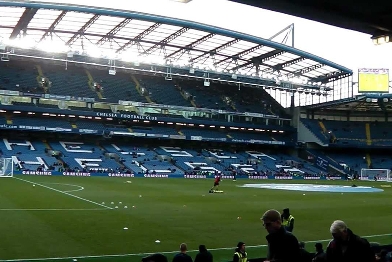Hình ảnh khán đài East Stand tại Stamford Bridge nhìn từ tầm thấp.