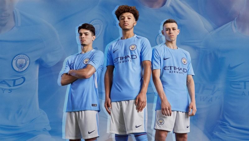 Áo đấu sân nhà của Man City mùa giải 2017/18