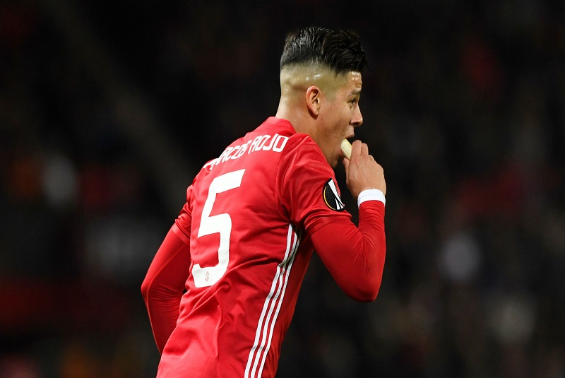Marcos Rojo “Mệt quá đôi chân này..!” | Hình 3 Anh ăn chuối nạp năng lượng trong thi đấu thể hiện tinh thần nhiệt huyết