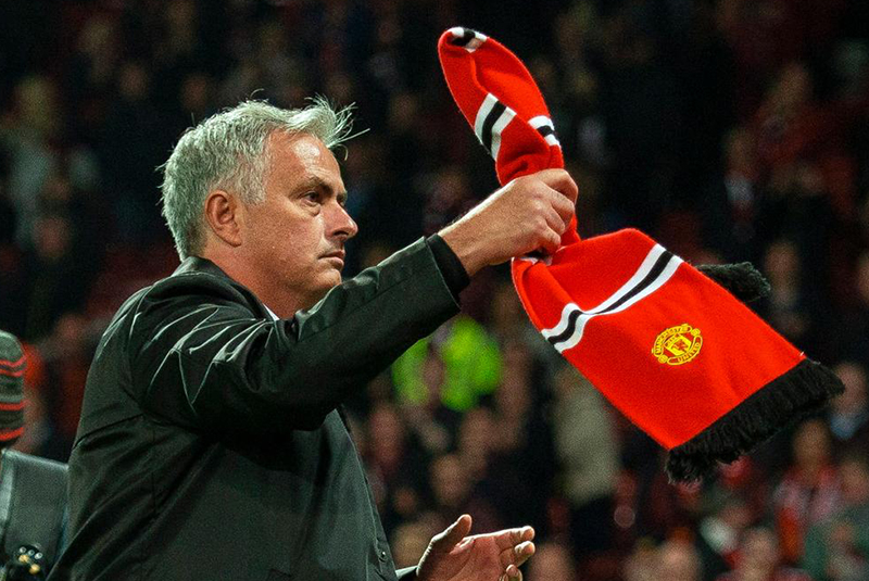 Mourinho cầm khăn MU