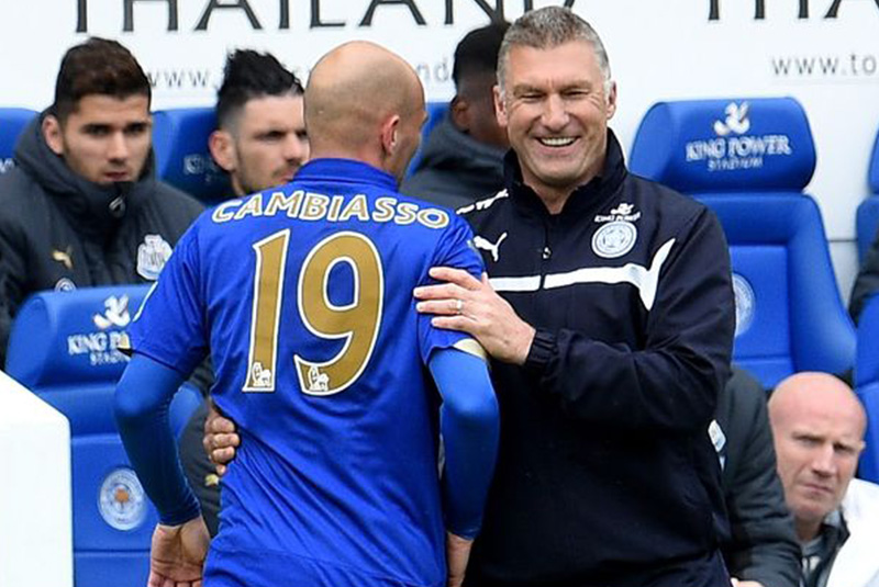 Các đời HLV Leicester City: huấn luyện viên Leicester City Nigel bắt tay cầu thủ