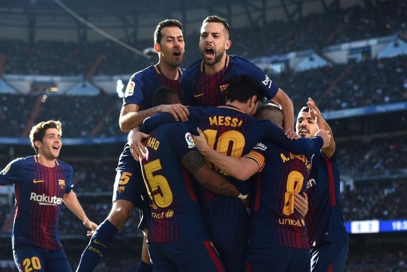 Các cầu thủ Barca ăn mừng chiến thắng.