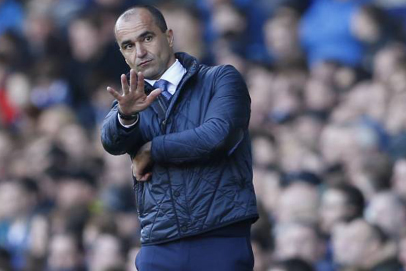 Các đời huấn luyện viên Everton: Martinez chỉ tay
