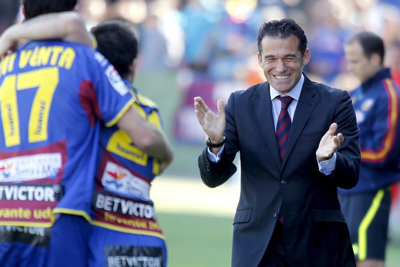 huấn luyện viên Levante Luis Garcia vỗ tay