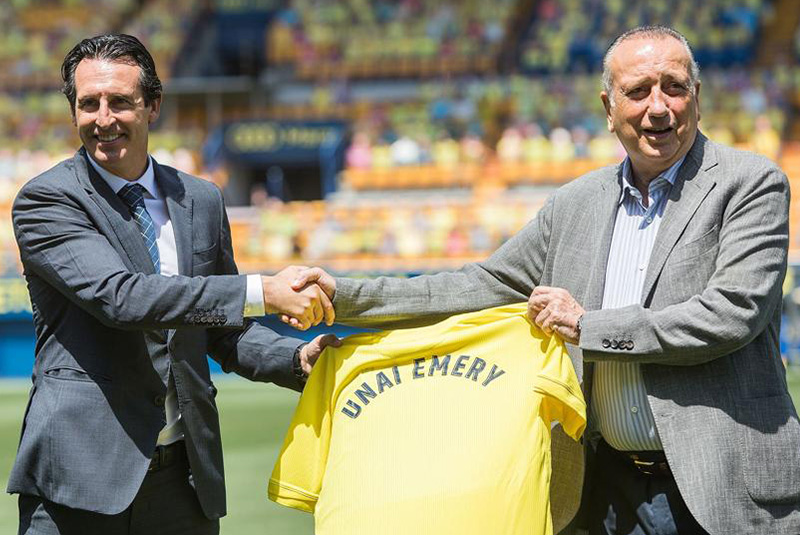 huấn luyện viên Villarreal Emery cầm áo