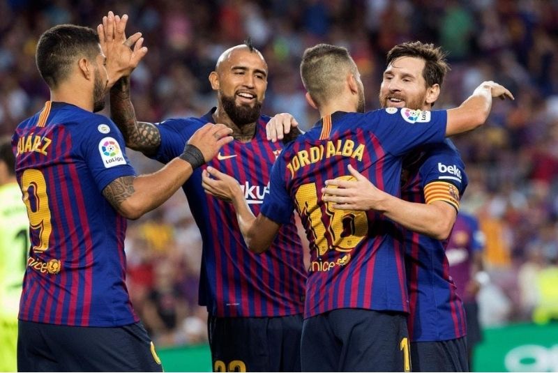 Messi ăn mừng cùng các đồng đội.