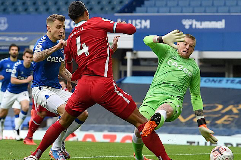 Vigil Van Dijk bị đứt dây chằng chéo trước trong trận gặp Everton