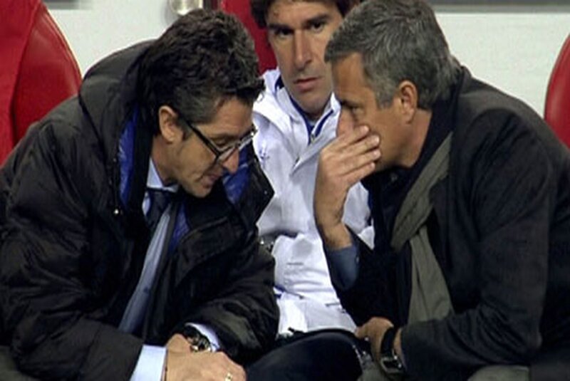 Huấn luyện viên Mourinho bị phạt vì tẩy thẻ