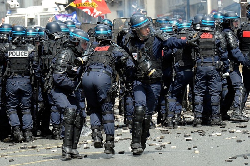 Cảnh sát Pháp xử lý các thành phần hooligan