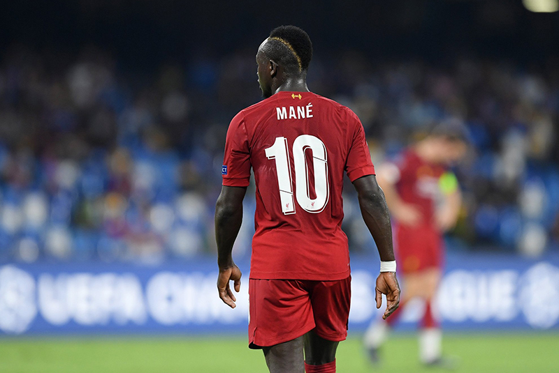 Sadio Mane bước đi