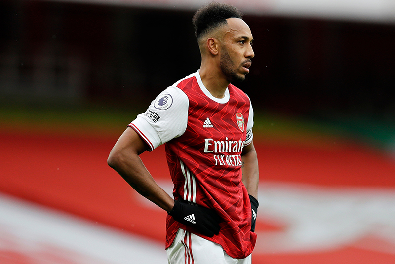 Aubameyang đứng chống nạnh