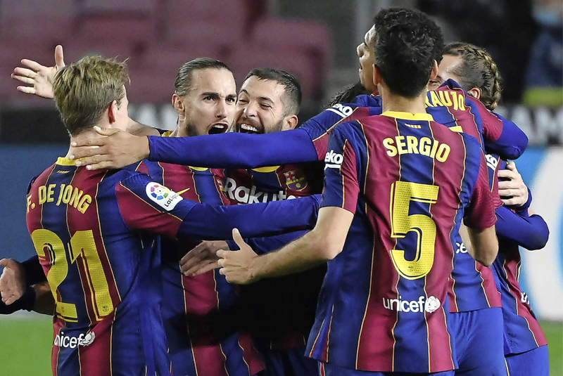 Messi tỏa sáng, Barca thắng ngược đội đầu bảng La Liga