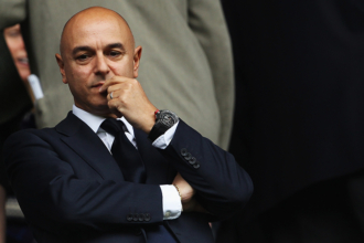 Năm 2001, Daniel Levy chính thức trở thành chủ tịch Tottenham