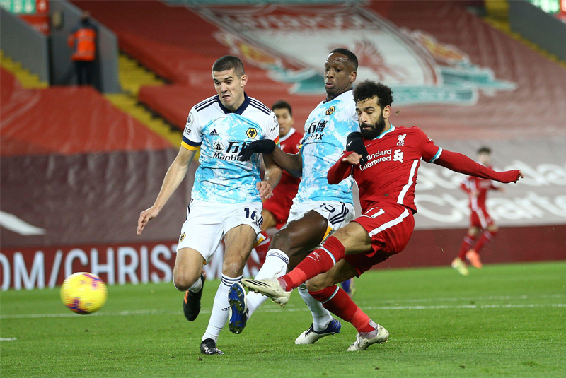 Liverpool vs Wolves - Salah bất ngờ mở tỉ số từ sai lầm của trung vệ Wolves