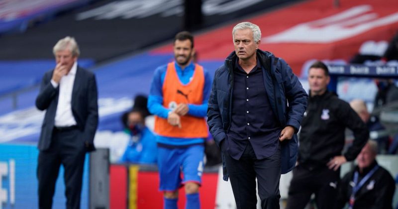 Mourinho rời sát đường pitch để chỉ đạo