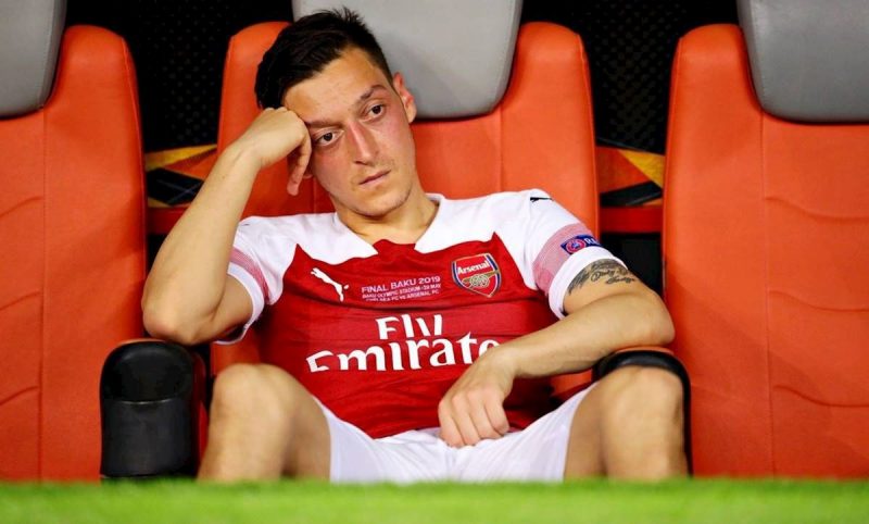 Mesut Ozil ngồi ngoài trong tất cả đấu trường mà Arsenal tham dự