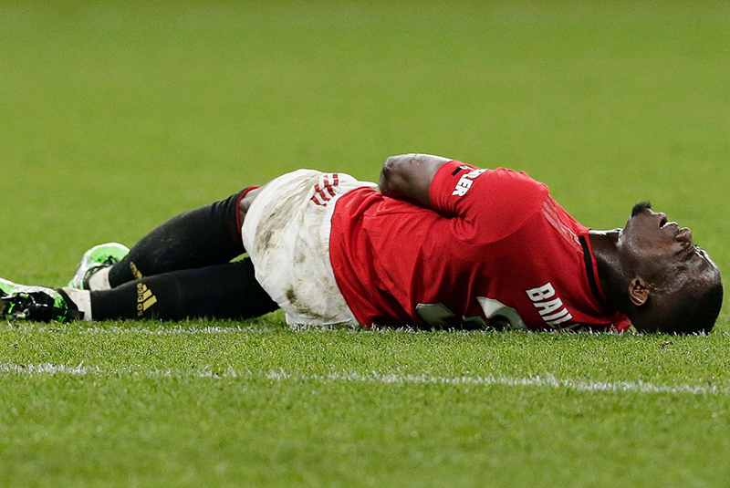 Manchester United vs Watford - Eric Bailly phải rời sân sau pha va chạm với đồng đội Scott McTominey