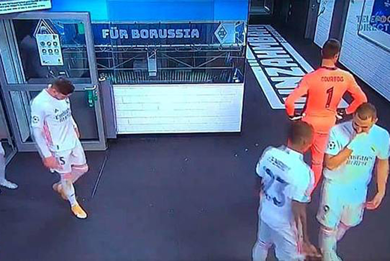 Hình ảnh Benzema yêu cầu Mendy không chuyền bóng cho Vinicius đã bị Camera ghi lại