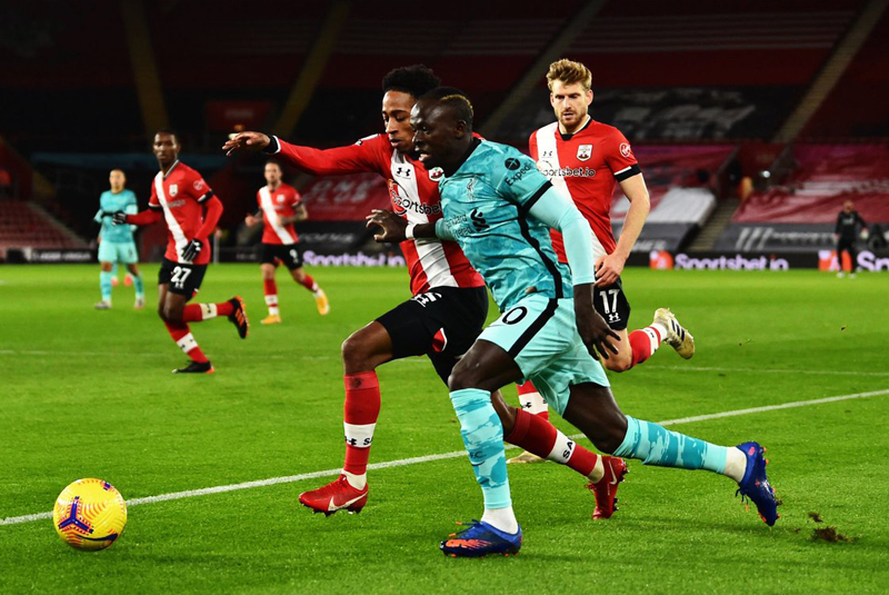 Southampton vs Liverpool - Một mình Mane tả xung hữu đột trong vòng vây của các hậu vệ Southampton