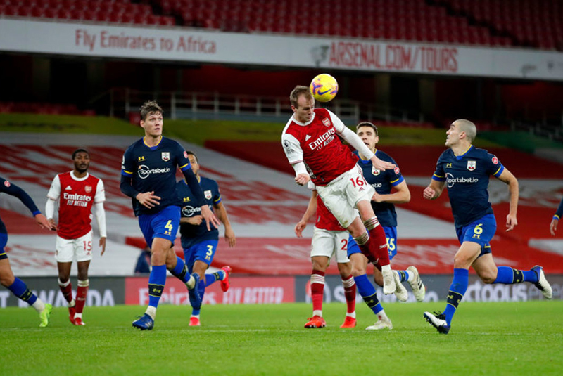 Rob Holding đang chơi ngày một ấn tượng trong màu áo Arsenal