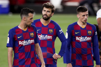 Các hậu vệ Barca vẫn rất hớ hênh