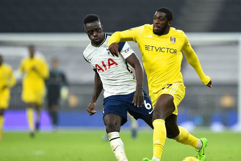 Davinson Sanchez thất bại trong việc kiềm tỏa Lookman trong tình huống Spurs thủng lưới