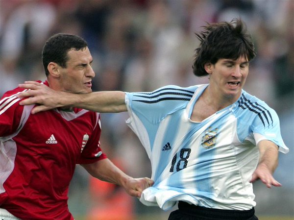 Tình huống Messi va chạm với hậu vệ Vanczak của Hungary