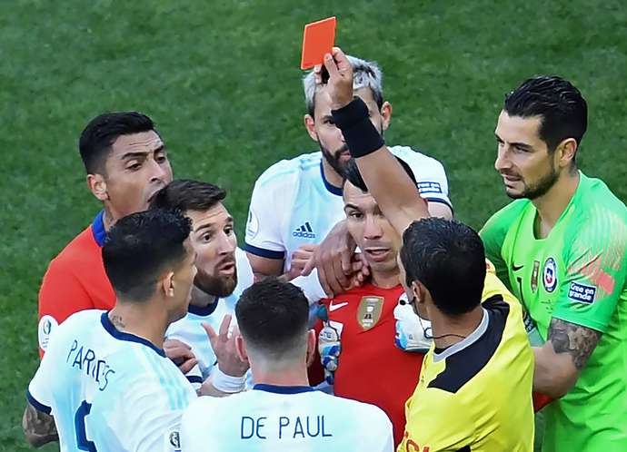 Sau 14 năm Messi tiếp tục nhận thẻ đỏ thứ hai trong màu áo ĐTQG