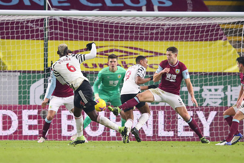 Burnley vs Manchester United – Đội khách xuyên thủng hàng thủ dày đặc của Burnley do công của Paul Pogba