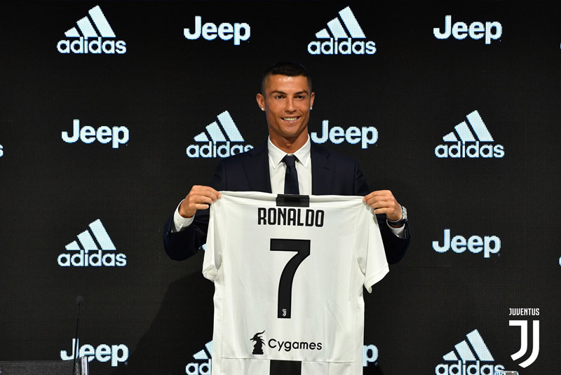 Ronaldo gia nhập Juventus