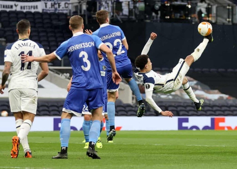 Pha siêu phẩm xe đạp chổng ngược của Alli tại Europa League