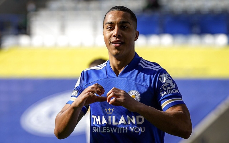 Youri Tielemans ăn mừng sau bàn mở tỷ số vào lưới Arsenal