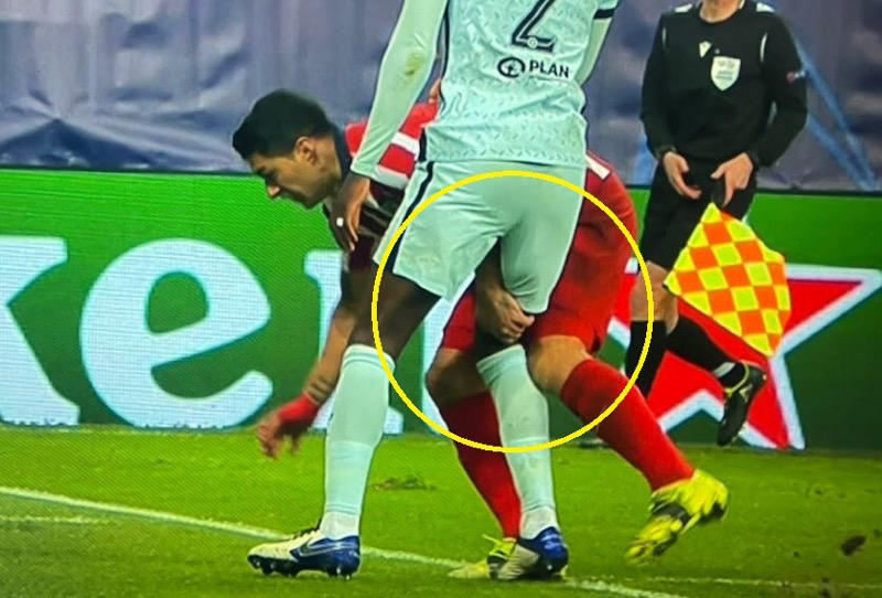 Tình huống Suarez dùng đòn bẩn với Rudiger