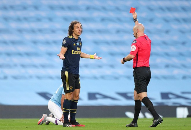 David Luiz trở thành vua thẻ đỏ ở Ngoại Hạng Anh