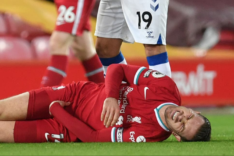 Hình ảnh đau đớn của Henderson trong trận gặp Everton