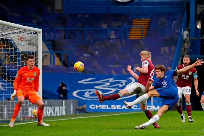 Marcos Alonso kết thúc trận đấu bằng bàn thắng ấn định 2-0