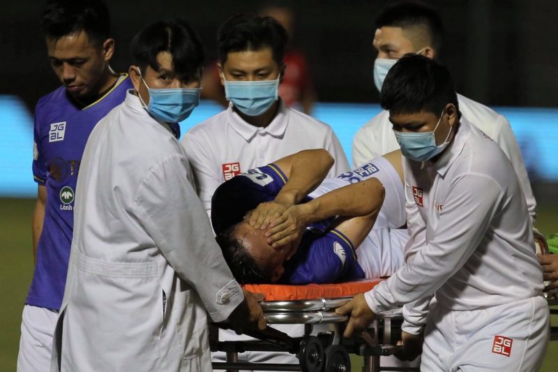 Tiền vệ của đội tuyển Việt Nam phải rời sân bằng cáng trong sự lo lắng tột cùng của BHL và NHM