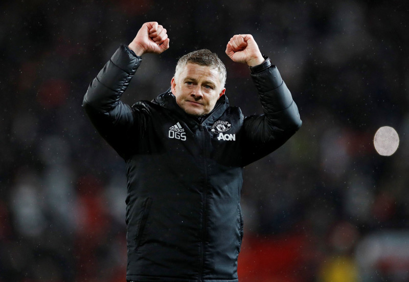 HLV Ole Solskjaer ăn mừng sau chiến thắng trước Manchester City