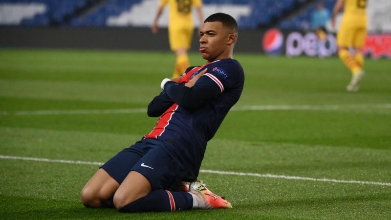 Mbappe với phong cách ăn mừng quen thuộc của mình