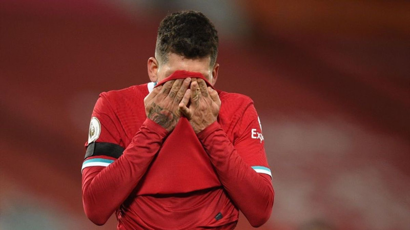 Các cầu thủ Liverpool không giấu được sự thất vọng sau trận thua Chelsea